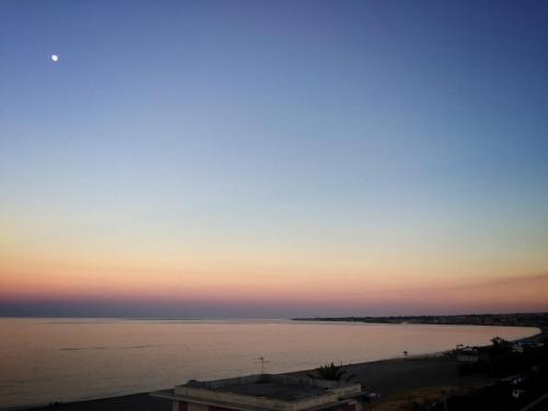 a view of the ocean at sunset at Suite sul mare in Mascali
