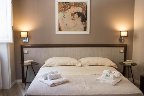 sypialnia z łóżkiem i dwoma ręcznikami na nim w obiekcie Bagnasco 18 suite&terrace w mieście Palermo