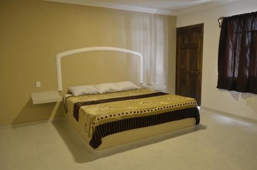 1 dormitorio con 1 cama en una habitación en Villa Meztli en San Juan Teotihuacán