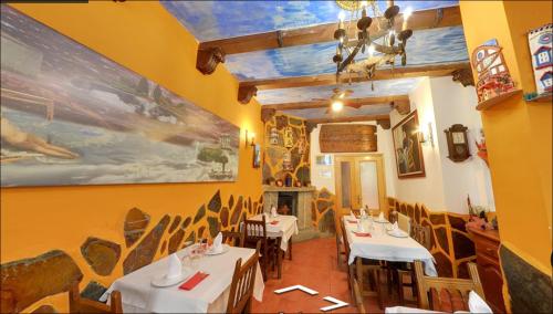 ein Restaurant mit Tischen und Stühlen in einem Zimmer in der Unterkunft Hostal Restaurante Goya in Piedrahíta