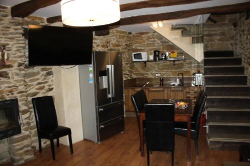 a kitchen and living room with a table and chairs at Alojamiento Luz de Hadas in Sampil