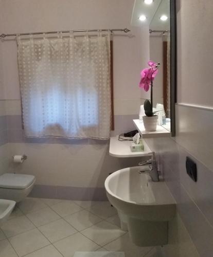 La Marina Resort في Pontida: حمام مع حوض ومرحاض ومرآة