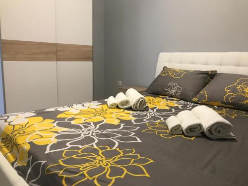 Ένα ή περισσότερα κρεβάτια σε δωμάτιο στο Apartmani Nina