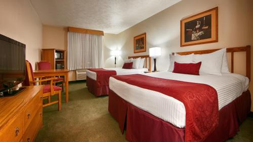 Pokój hotelowy z 2 łóżkami i biurkiem w obiekcie Best Western John Jay Inn w mieście Calexico