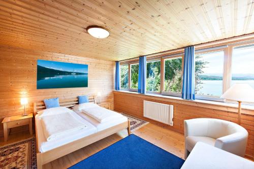 A bed or beds in a room at Strandhotel Kärntnerhof