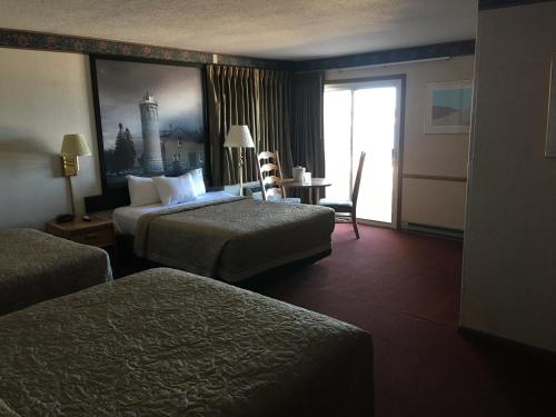 Cama o camas de una habitación en Super 8 Beachfront by Wyndham Mackinaw City, MI
