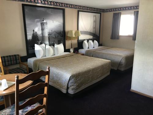 Cama o camas de una habitación en Super 8 Beachfront by Wyndham Mackinaw City, MI
