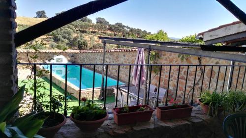 Utsikt över poolen vid Casa Rural EL Trillo eller i närheten