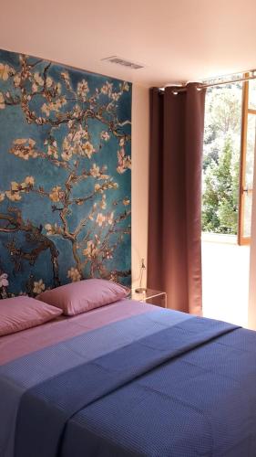 ラルジャンティエールにあるChambres d'hôtes Clos des Récolletsの花の壁のベッドルーム1室(青いベッド1台付)