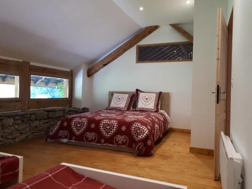 1 dormitorio con 1 cama con colcha roja en Domaine de la Safranière - Holiday Home en Saint-Léger