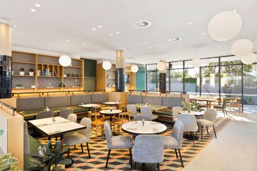 Mantra Hotel at Sydney Airport tesisinde bir restoran veya yemek mekanı