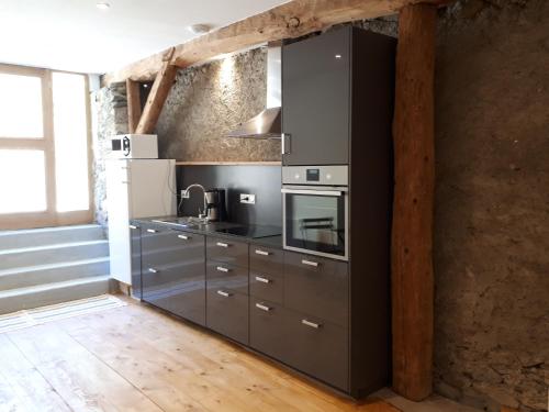 - une cuisine avec des placards en acier inoxydable et une cuisinière dans l'établissement Domaine de la Safranière - Holiday Home, à Saint-Léger