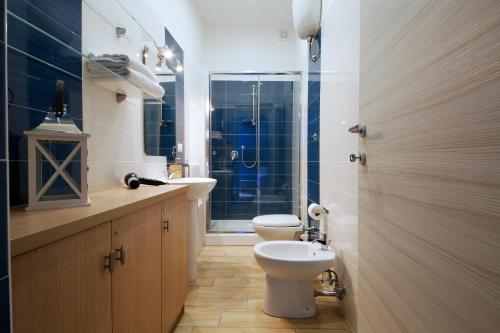 La salle de bains est pourvue de toilettes, d'un lavabo et d'une douche. dans l'établissement B&B Residenza Alba, à Naples