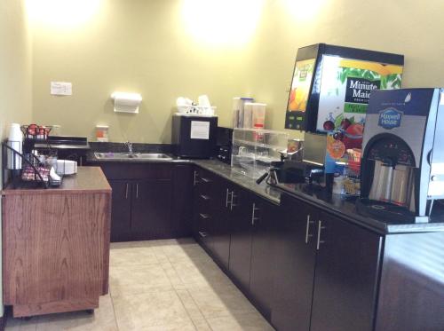 uma cozinha com um balcão e comodidades para preparar café em Texas Inn - Welasco/Mercedes em Weslaco