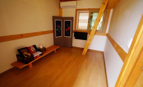 TV a/nebo společenská místnost v ubytování The Mumum Guesthouse
