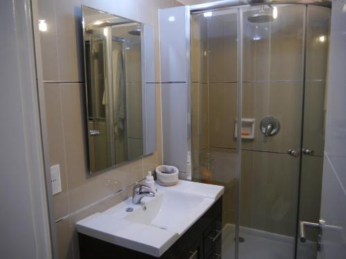 a bathroom with a sink and a shower at Pinar del Oriental in José Ignacio