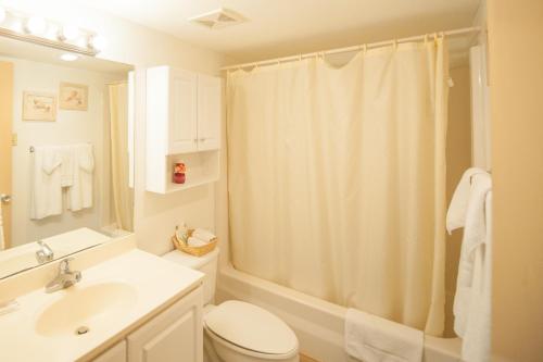 ein Bad mit einer Dusche, einem WC und einem Waschbecken in der Unterkunft South Padre Island Beach Rentals in South Padre Island