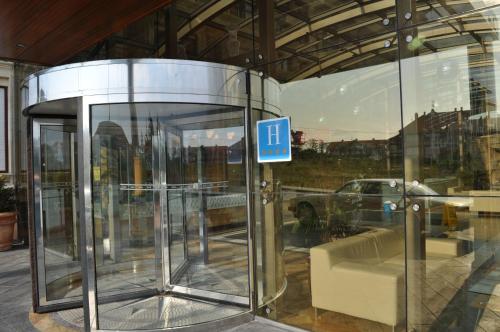 an elevator in a building with a car in the window at Gran Hotel Liber & Spa Playa Golf in Noja
