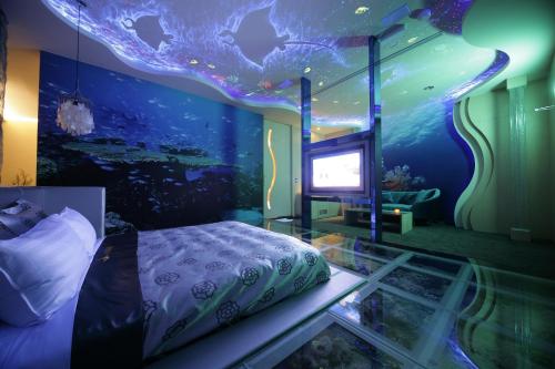 a bedroom with a bed and a fish themed ceiling at Dubai Villa Motel in Daya