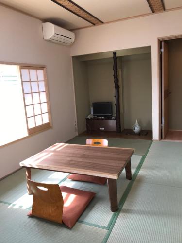 a living room with a wooden table in a room at Ryokan Seifuso in Ōmuta