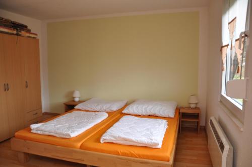 Säng eller sängar i ett rum på Campingplatz am Waldbad