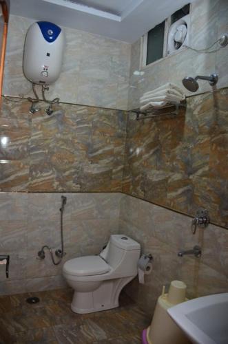 a bathroom with a toilet and a sink at Hotel Basera Brij Bhoomi Vrindavan in Vrindāvan