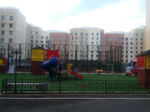 un parc avec une aire de jeux avec un toboggan dans l'établissement Apartment 115 Expo Boulevard, à Astana