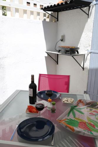 Makanan di atau berdekatan apartmen