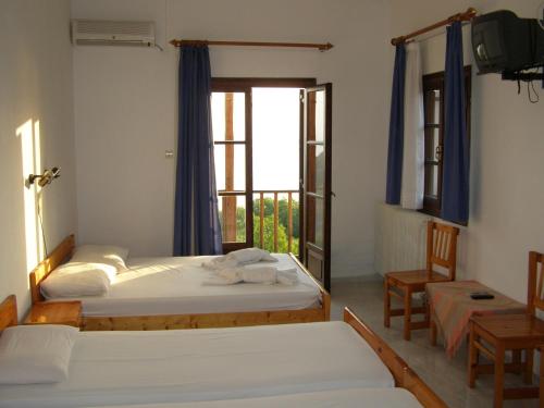 Кровать или кровати в номере Hotel Tsagarada