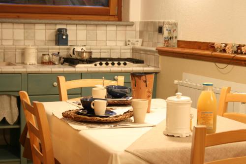 une cuisine avec une table et un chiffon de table. dans l'établissement B&B Lo Tatà, à Fenis