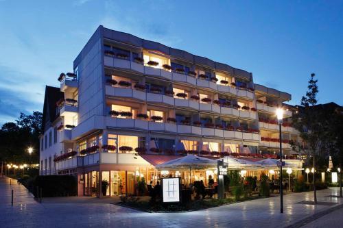 a tall building with umbrellas in front of it at Kurpark-Hotel in Bad Salzuflen