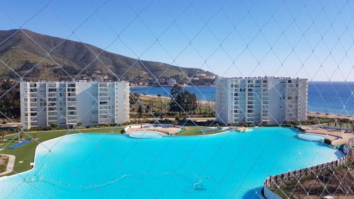 an empty swimming pool in front of some buildings at Papudo Laguna in Papudo