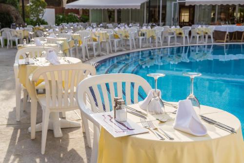 Bazén v ubytování Eix Alcudia Hotel Adults Only nebo v jeho okolí