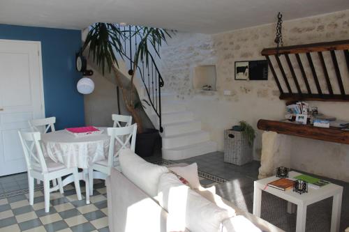 un salon avec un canapé blanc et une table dans l'établissement Les gîtes du veau d'or, à Ozillac