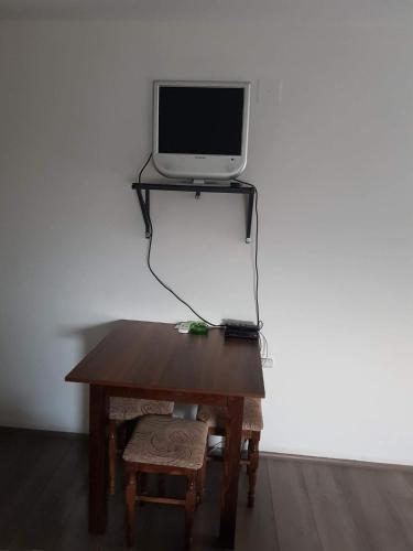 Una televisión o centro de entretenimiento en Prenociste H2O