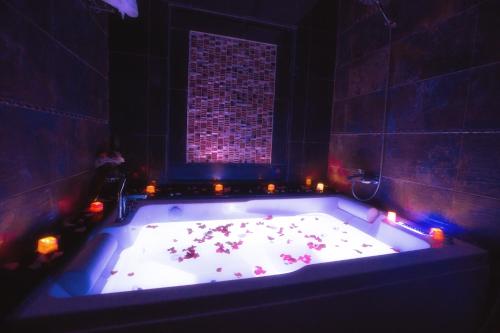 a large bath tub with lights in a room at منتجع مارينا جويل in Khamis Mushayt