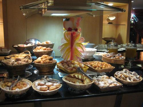 a buffet with many different types of food in baskets at New Madinah Hotel in Al Madinah