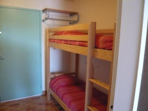 une chambre avec deux lits superposés dans l'établissement Appartement à Carqueiranne, à Carqueiranne