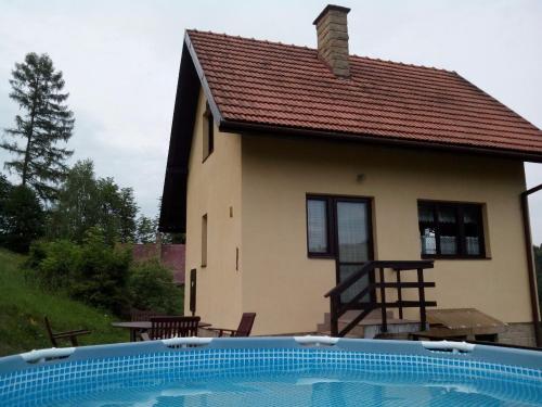 A piscina localizada em Chata Malá Bystřice ou nos arredores