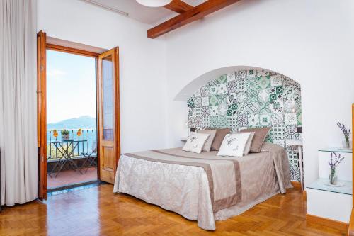 Katil atau katil-katil dalam bilik di Villa Carolina Sorrento with sea view Jacuzzi and Pool