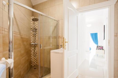 e bagno con doccia, servizi igienici e porta in vetro. di Apartment Andrea ad Adeje