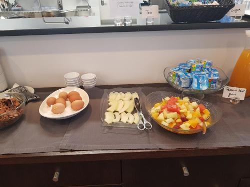 una mesa cubierta con tazones de comida y tazones de fruta en Santa Cruz Village Hotel, en Santa Cruz