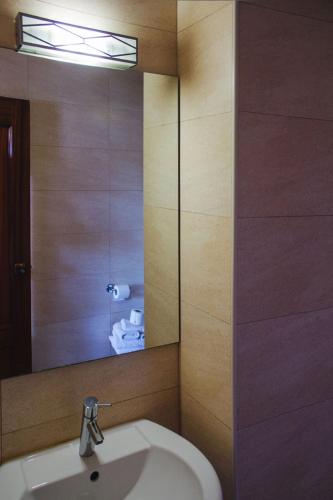 a bathroom with a sink and a mirror at Hostal Noria in Tarragona