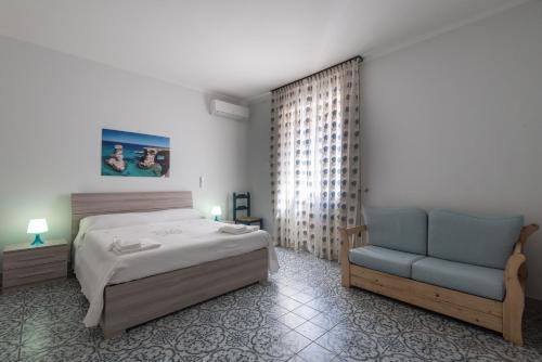 レッチェにあるSuite della villaのベッドルーム1室(ベッド1台、青い椅子付)