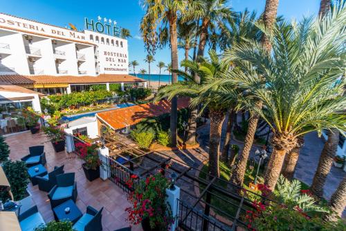 een luchtzicht op het resort met palmbomen en een hotel bij Hostería del Mar in Peñíscola