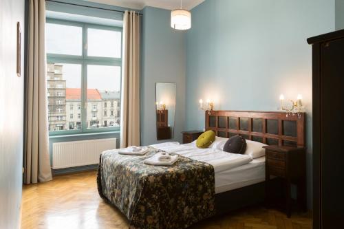 Säng eller sängar i ett rum på Antique Apartments Plac Szczepański