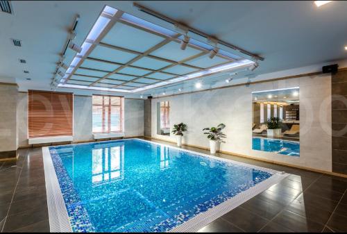 a large swimming pool in a room with a ceiling at Rufus Lodge in Kotarkol