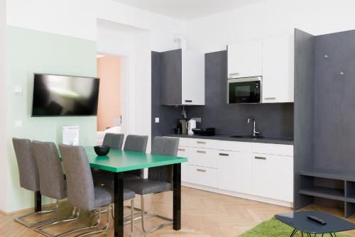 Кухня или мини-кухня в Vienna Stay Apartments Pezzl 1170
