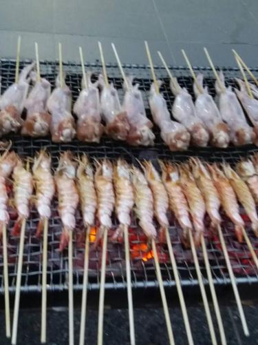 Kemudahan BBQ tersedia untuk tetamu di rumah percutian