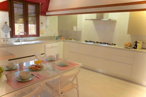 een keuken met een tafel met borden erop bij Villa Els Pins in Palma de Mallorca